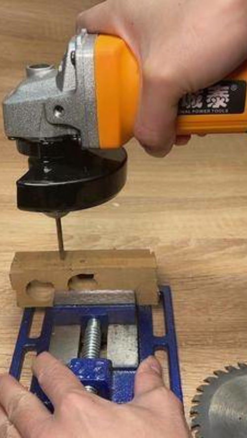 角磨机变身电钻 多功能五金工具的妙用